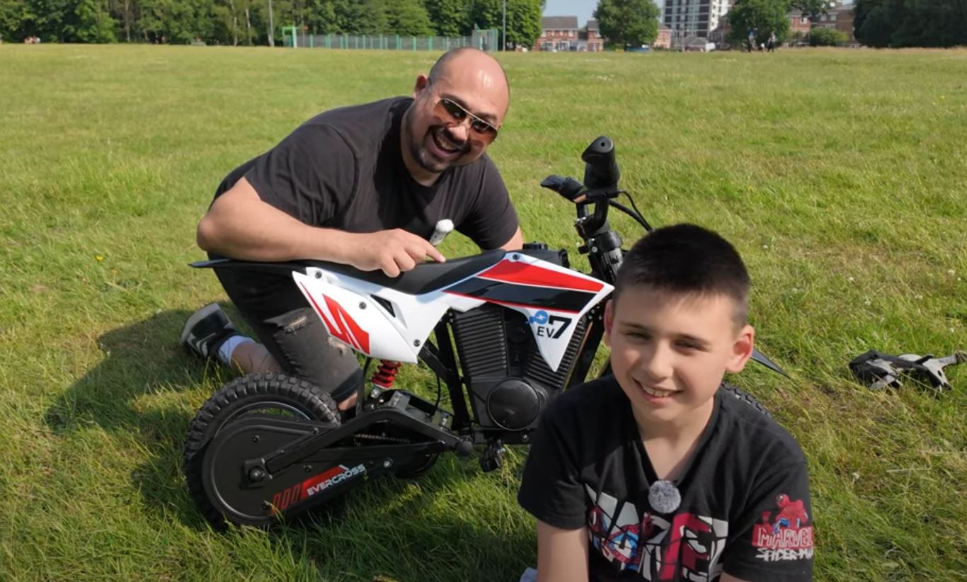 Video laden: Deze elektrische kinderfiets is ZO LEUK! Evercross EV12M Pro-recensie